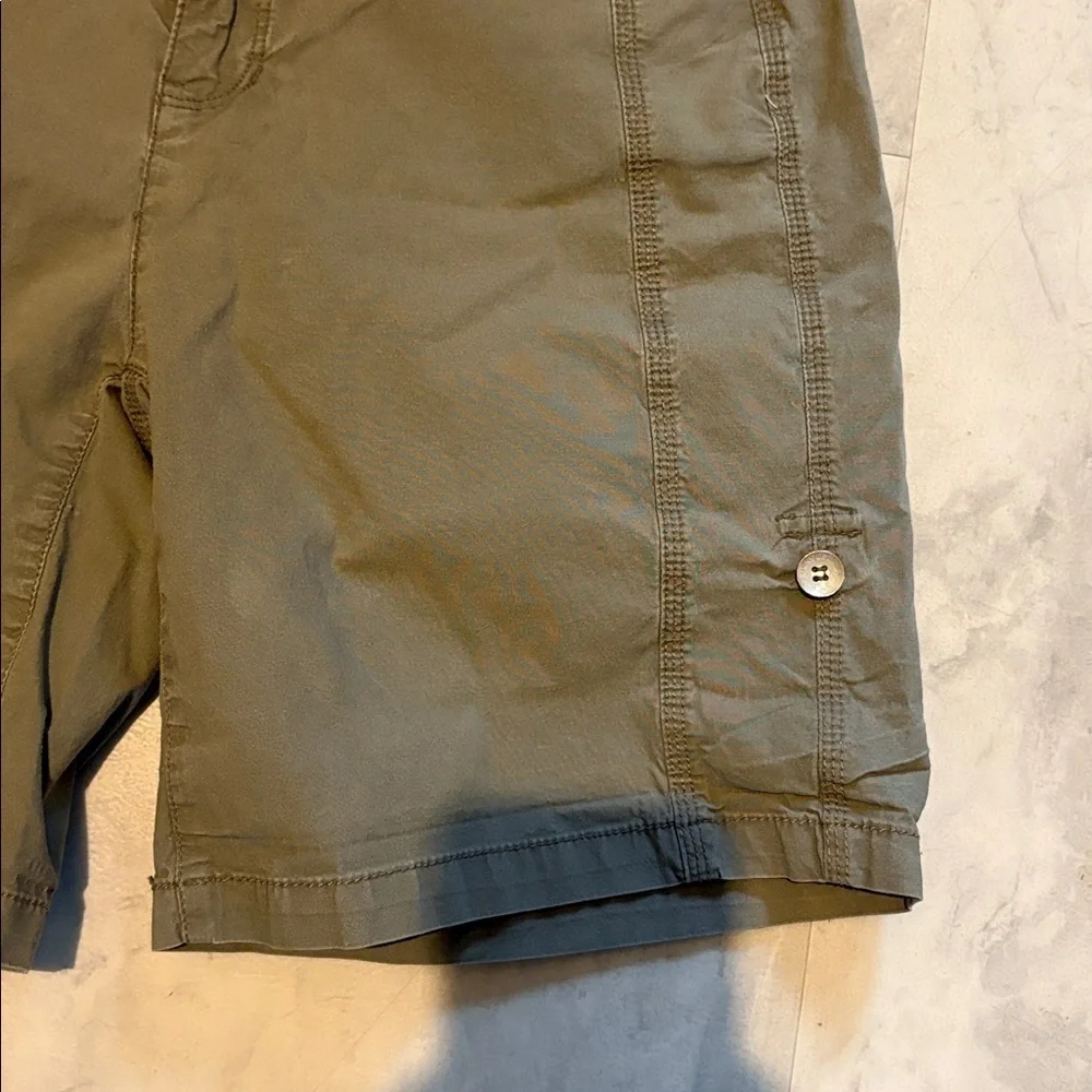 DKNY jeans Shorts hiking shorts Stretch 7.5” inseam mid rise army green NWOT